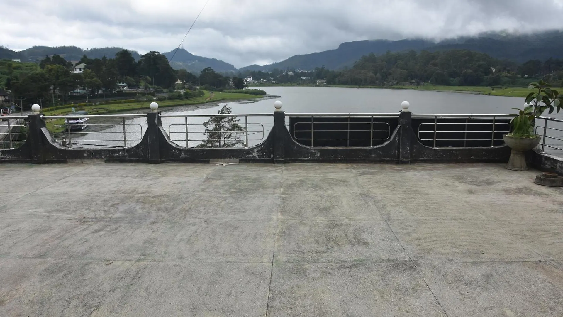 Nuwaraeliya H2O Lakeside ヌワラ・エリヤ スリランカ